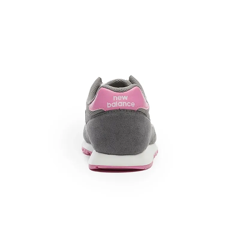 Detalhe do tênis New Balance 373 mostrando a qualidade do material e o design moderno